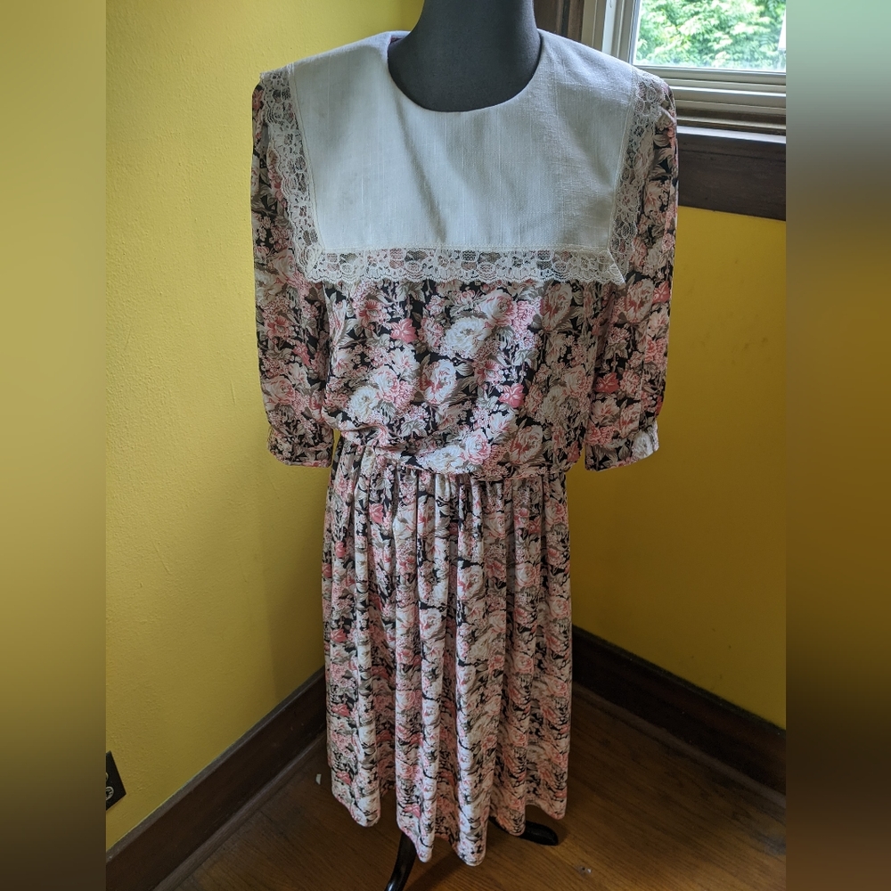 1980's Floral Dress With Large Collar